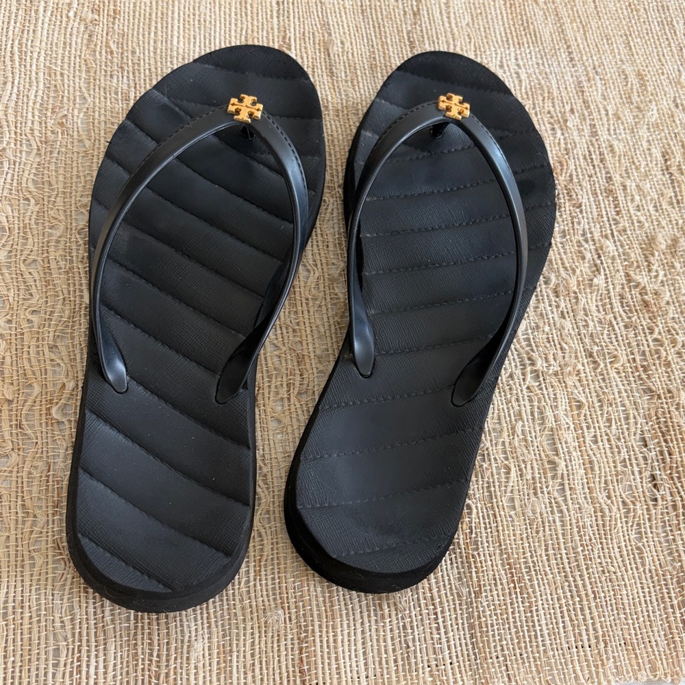 Tory Burch Black Kira Quilted Flip Flops with Gold Logo Medallion - Picture 2 of 3